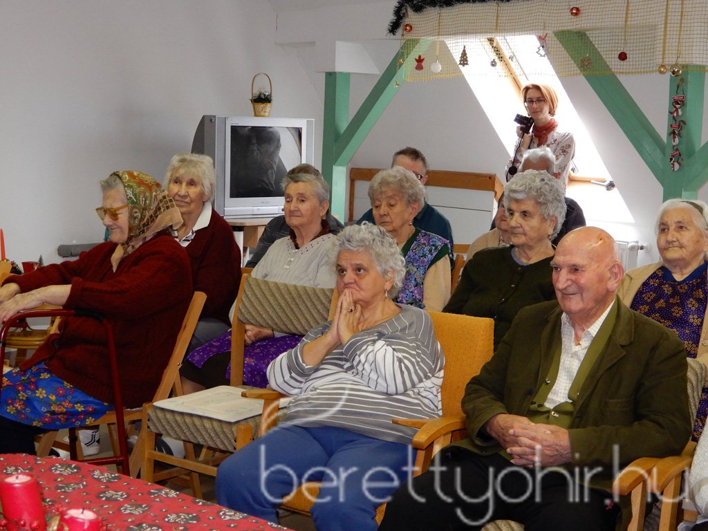 Mesét kaptak ajándékba 25